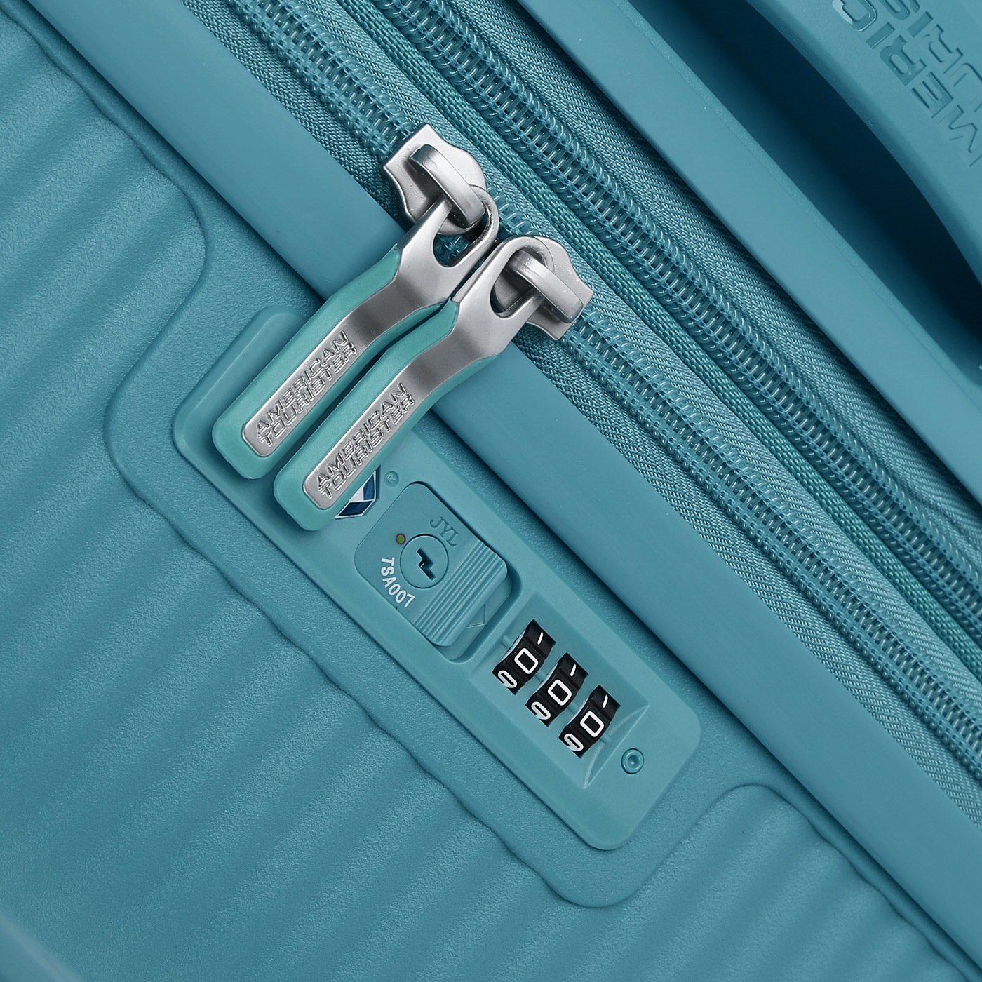 Чемодан средний M из полипропилена с кодовым замком American Tourister Soundbox