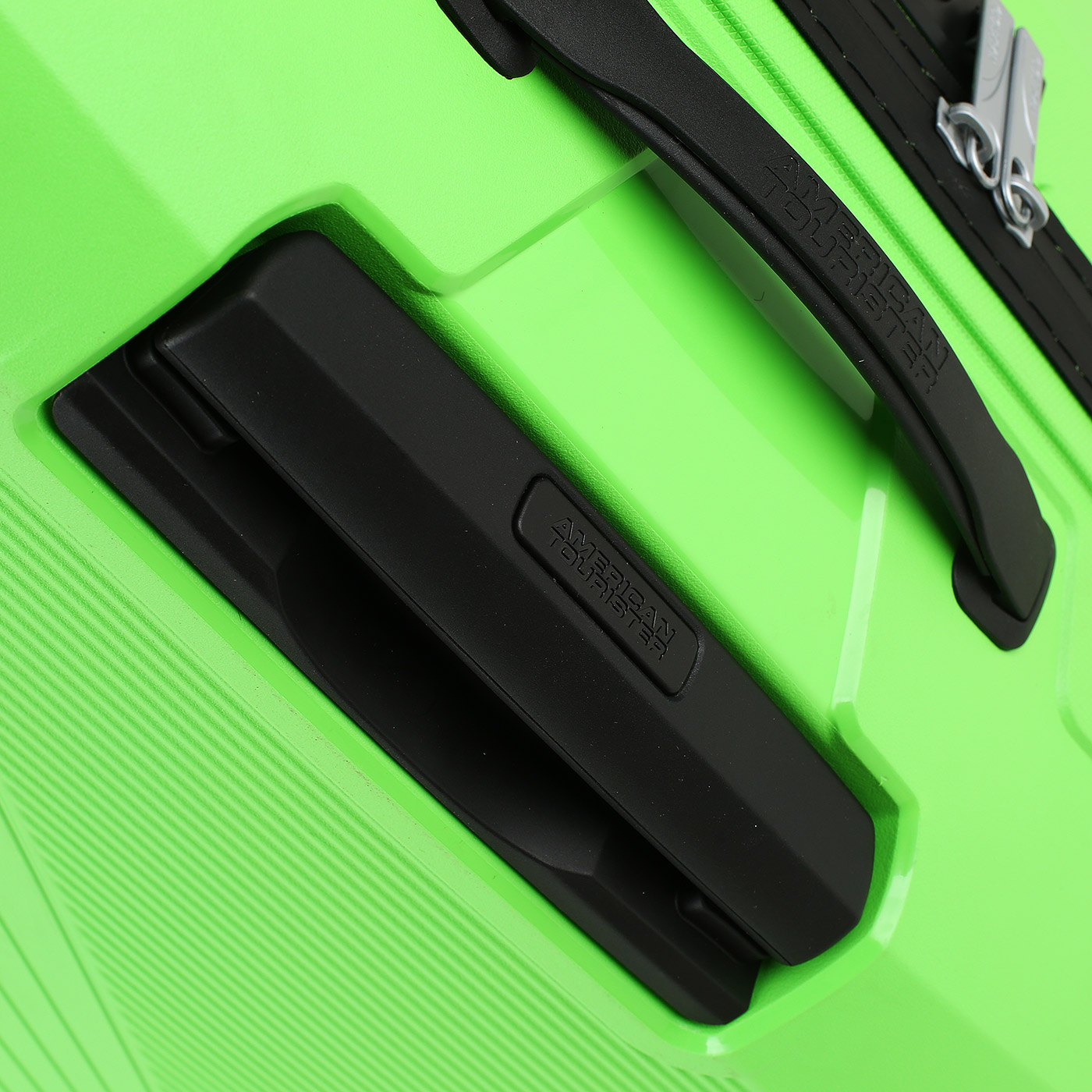 Чемодан большой L из полипропилена с кодовым замком American Tourister Airconic