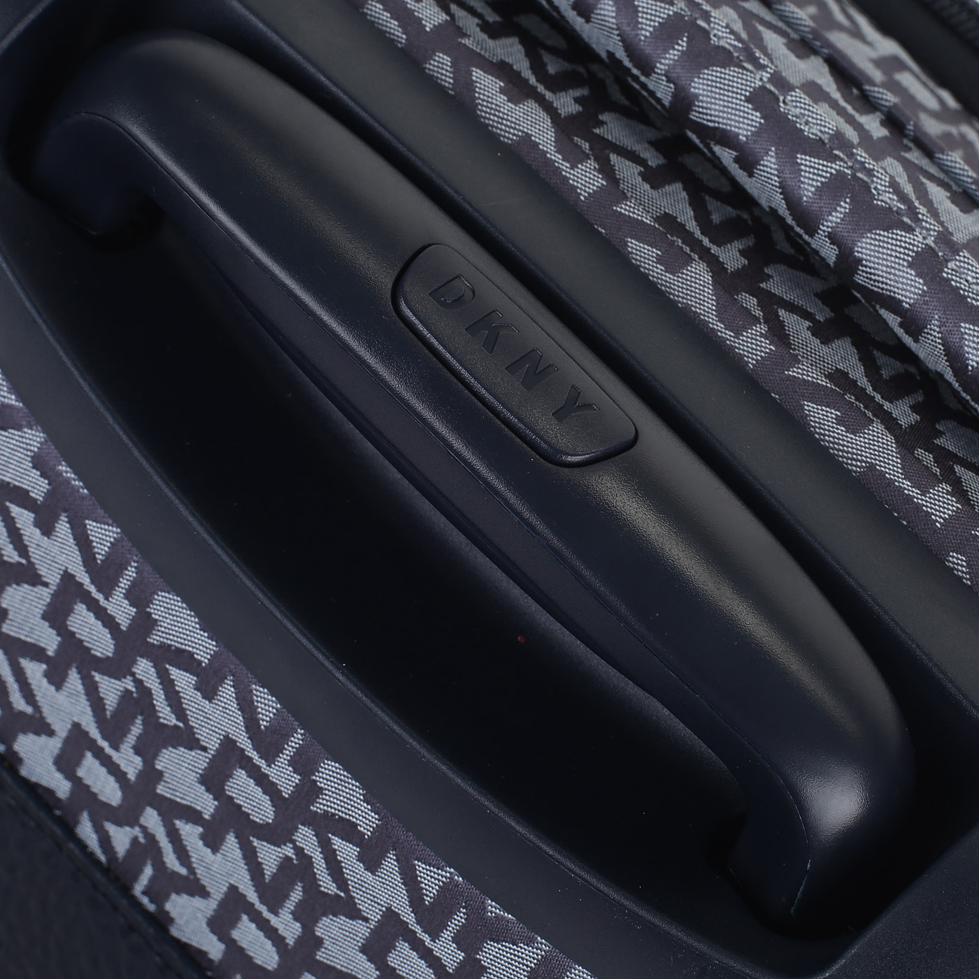 Чемодан для ручной клади тканевый с кодовым замком DKNY DKNY-090 Signature softs