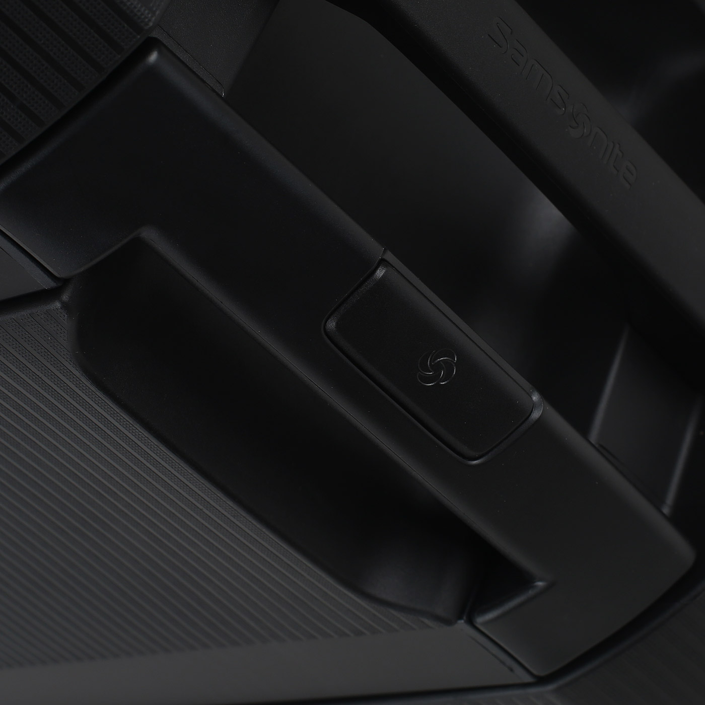 Чемодан очень большой XL из полипропилена с кодовым замком Samsonite Magnum ECO