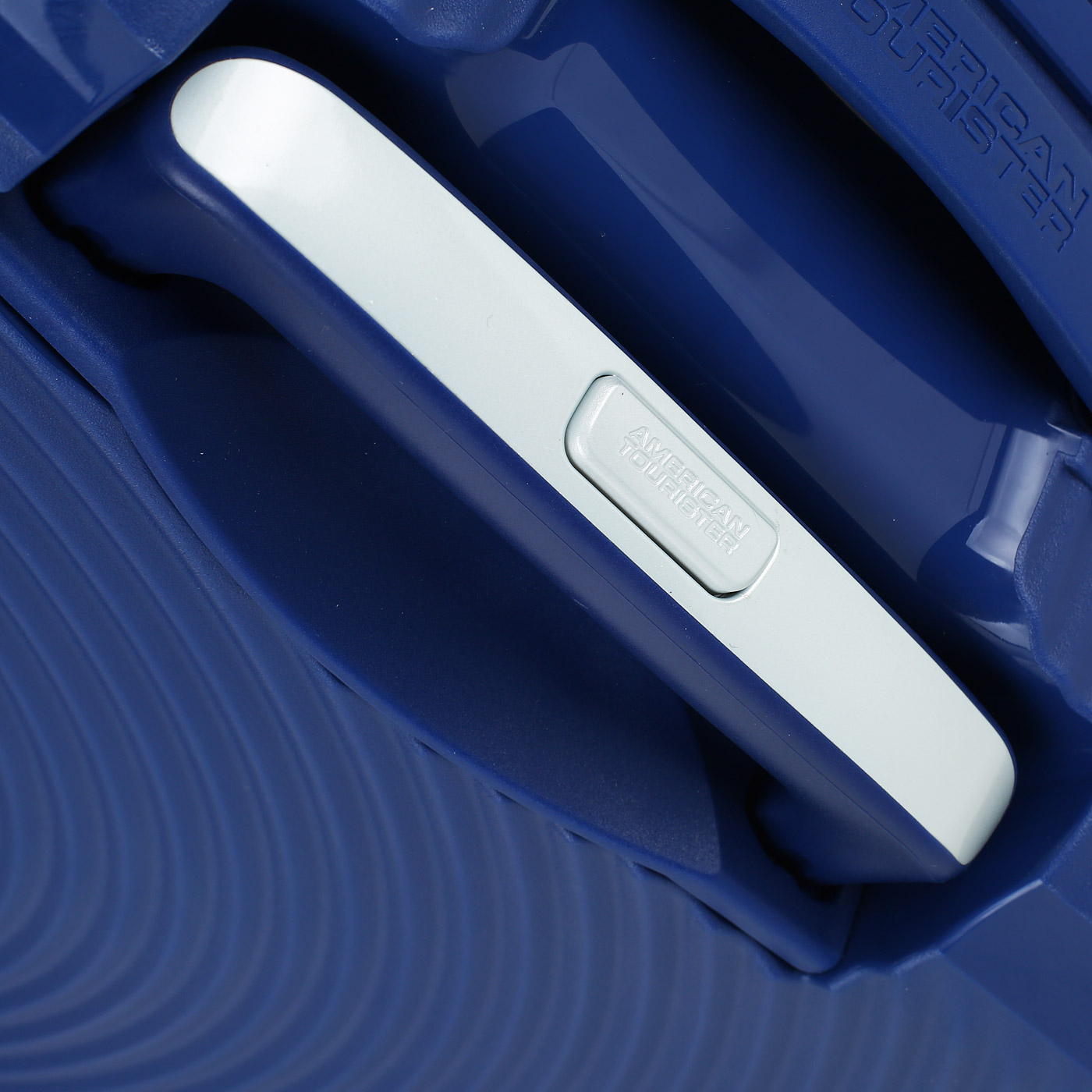 Чемодан средний M из полипропилена с кодовым замком American Tourister Soundbox