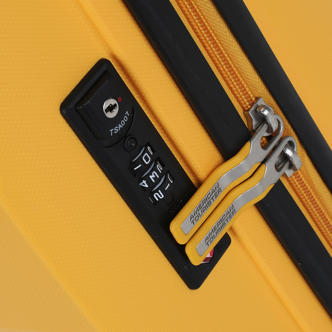 Чемодан для ручной клади из полипропилена с кодовым замком American Tourister Bon Air