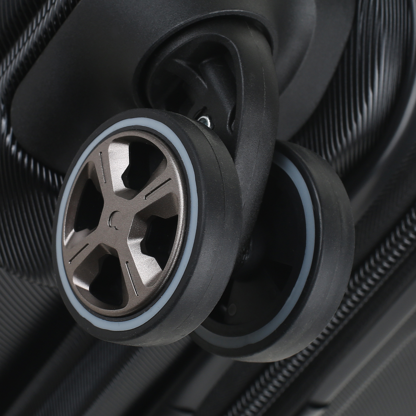 Чемодан маленький S из поликарбоната Delsey Shadow 5.0